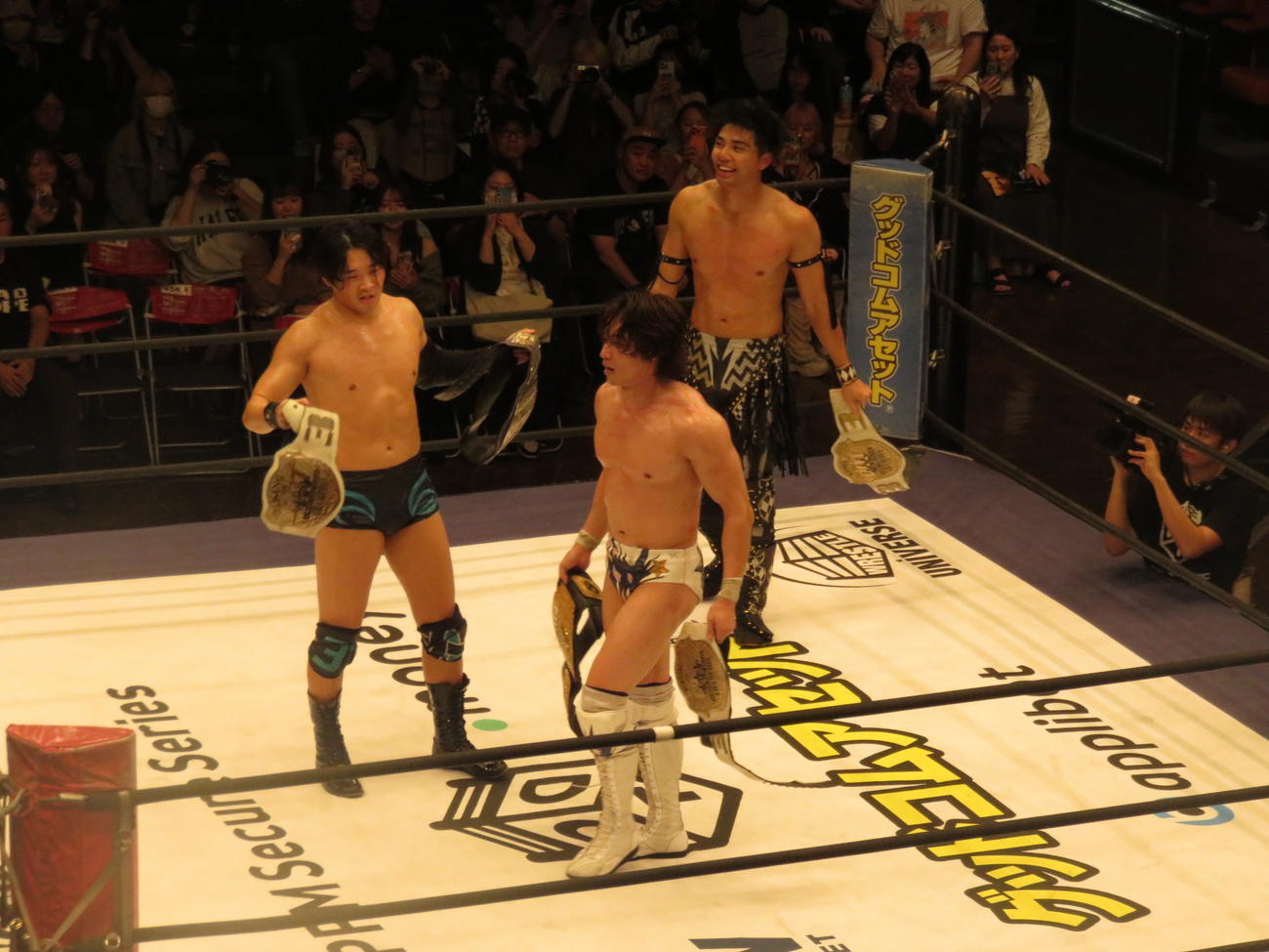 KO－D6人タッグ選手権の初防衛に成功した、左からTo－y、武知海青、1人おいて上野勇希