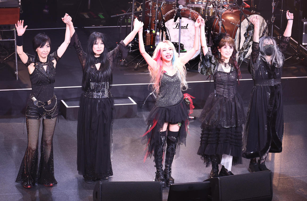 40周年記念ライブを終えファンにあいさつするSHOW－YA。左からドラム角田美喜、ベース仙波さとみ、ボーカル寺田恵子、キーボード中村美紀、ギター五十嵐美貴（撮影・中島郁夫）