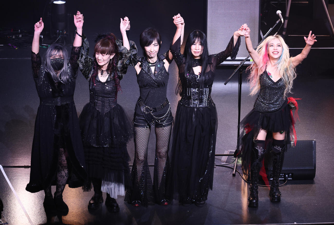 40周年記念ライブを終えファンにあいさつするSHOW－YA。左からギター五十嵐美貴、キーボード中村美紀、ドラム角田美喜、ベース仙波さとみ、ボーカル寺田恵子（撮影・中島郁夫）