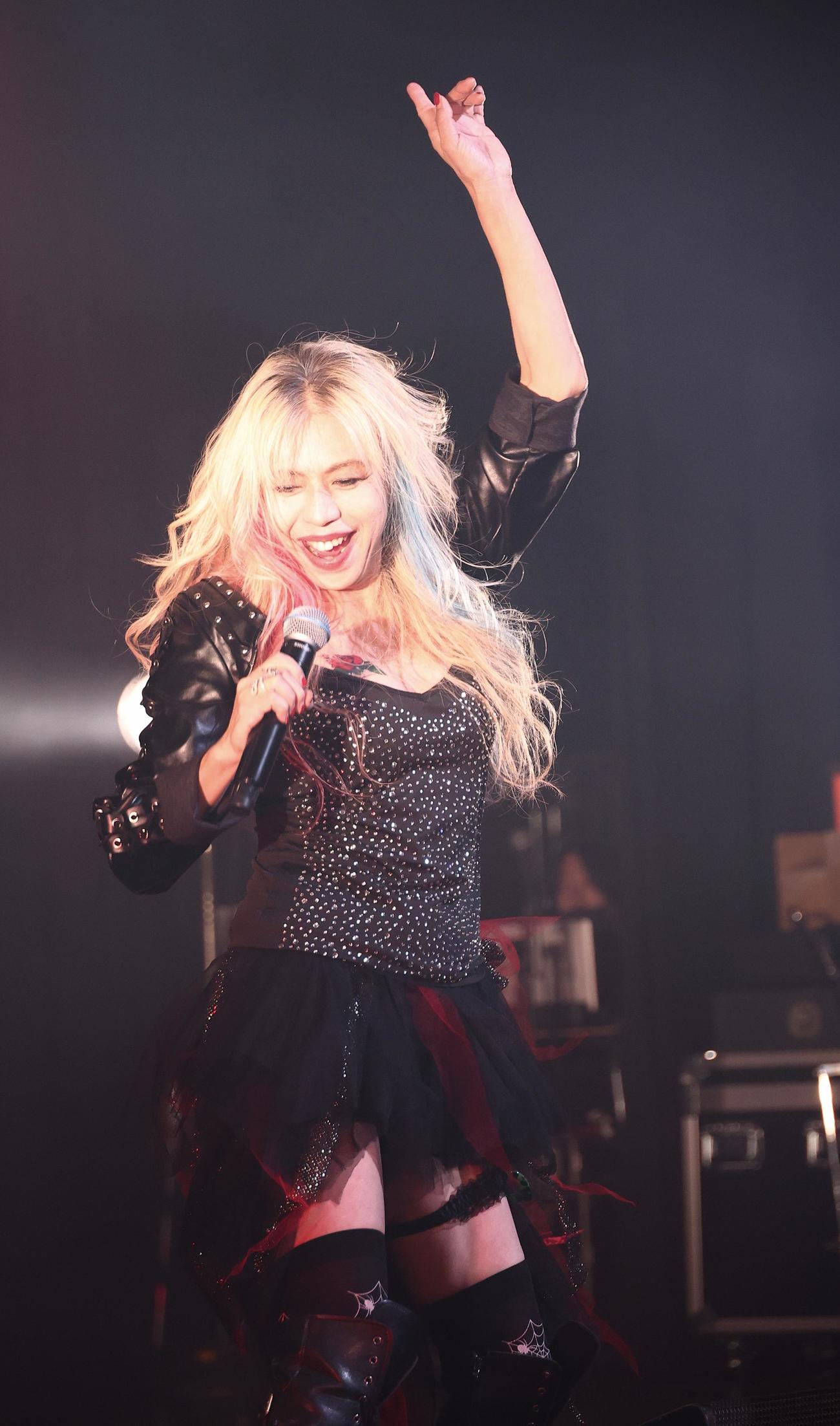 40周年記念ライブで熱唱するSHOW－YAのボーカル寺田恵子（撮影・中島郁夫）