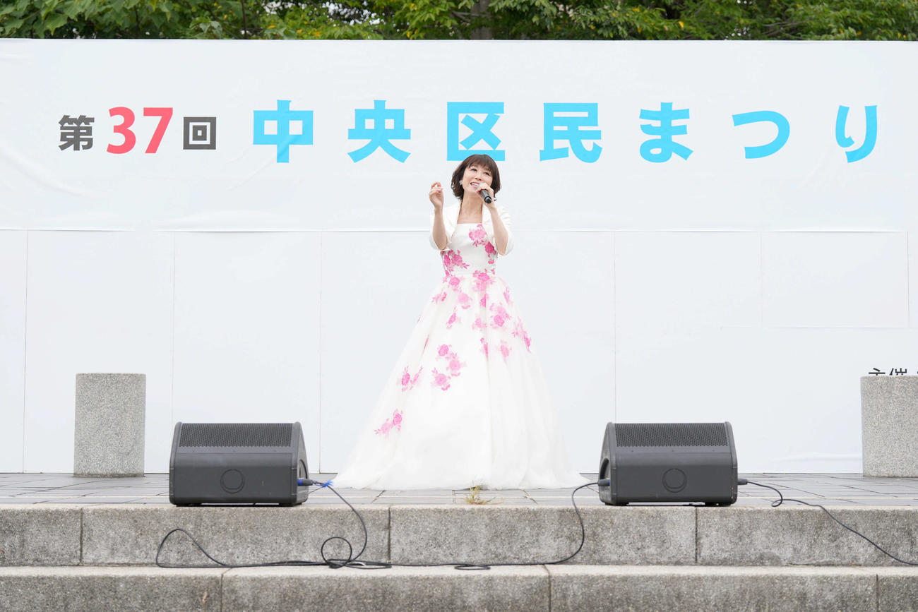 新曲「大阪恋しずく」の舞台を訪れ、大阪市の「中央区PR大使」を委嘱され、ミニステージを行った水森かおり