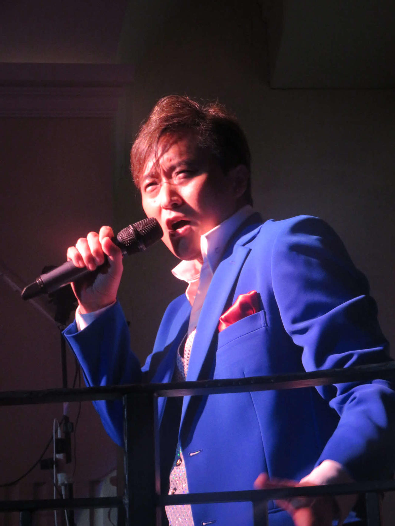 「ケニー大倉バースデイディナーショー2025」で熱唱するケニー大倉