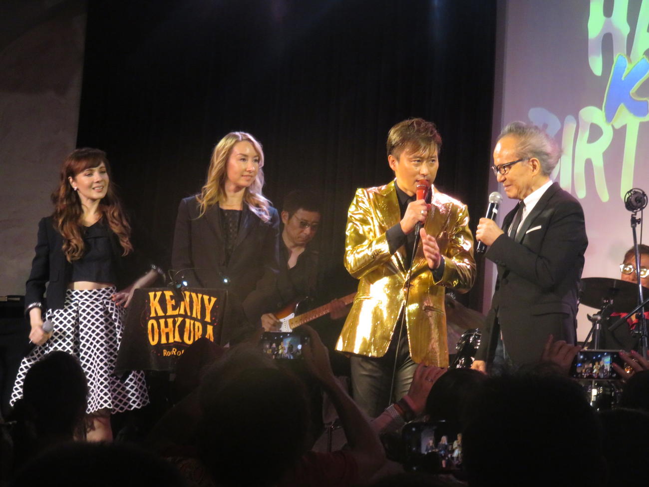 「ケニー大倉バースデイディナーショー2025」でゲストとして登場した、左からMax Luxのアリシア、ラーナ、1人おいて売野雅勇氏。左から3人目はケニー大倉