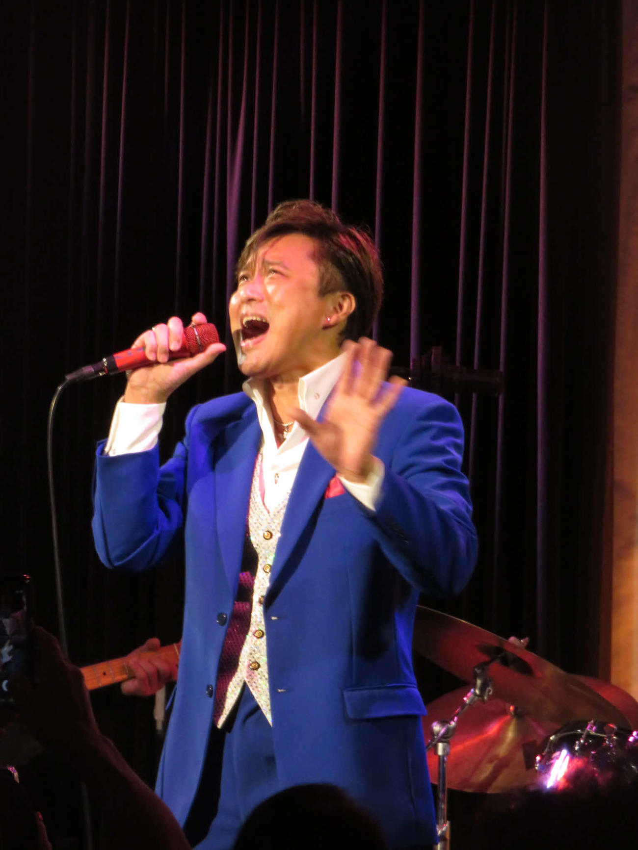 「ケニー大倉バースデイディナーショー2025」で熱唱するケニー大倉