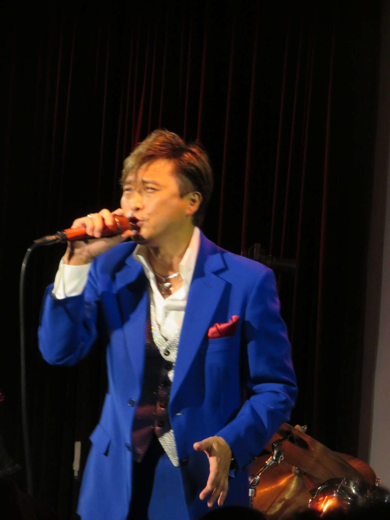 「ケニー大倉バースデイディナーショー2025」で熱唱するケニー大倉