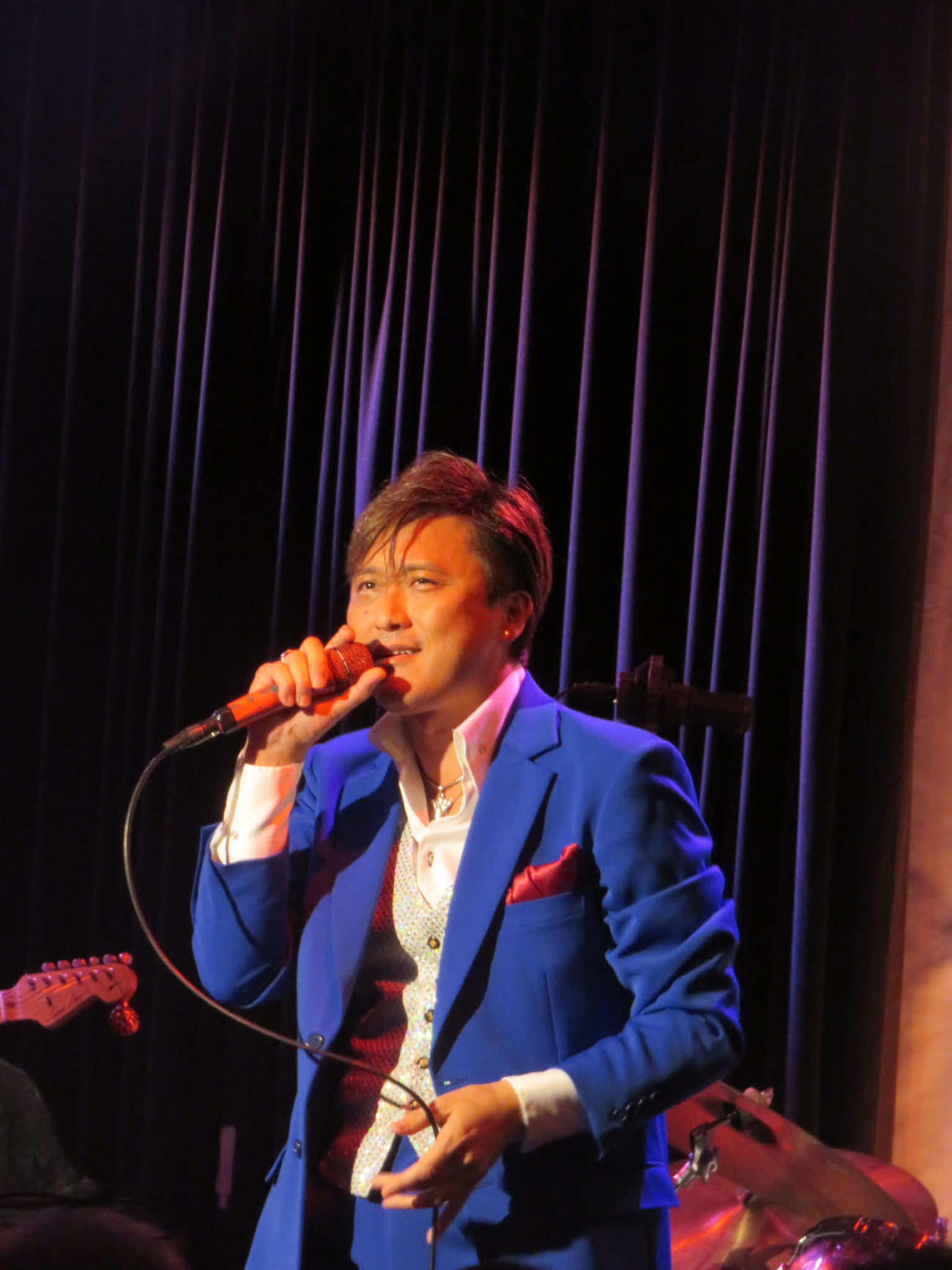 「ケニー大倉バースデイディナーショー2025」で熱唱するケニー大倉