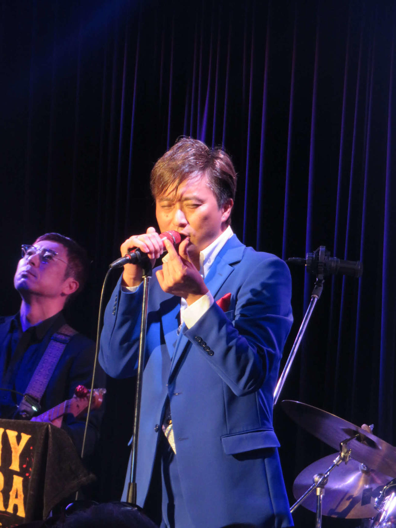 「ケニー大倉バースデイディナーショー2025」で熱唱するケニー大倉