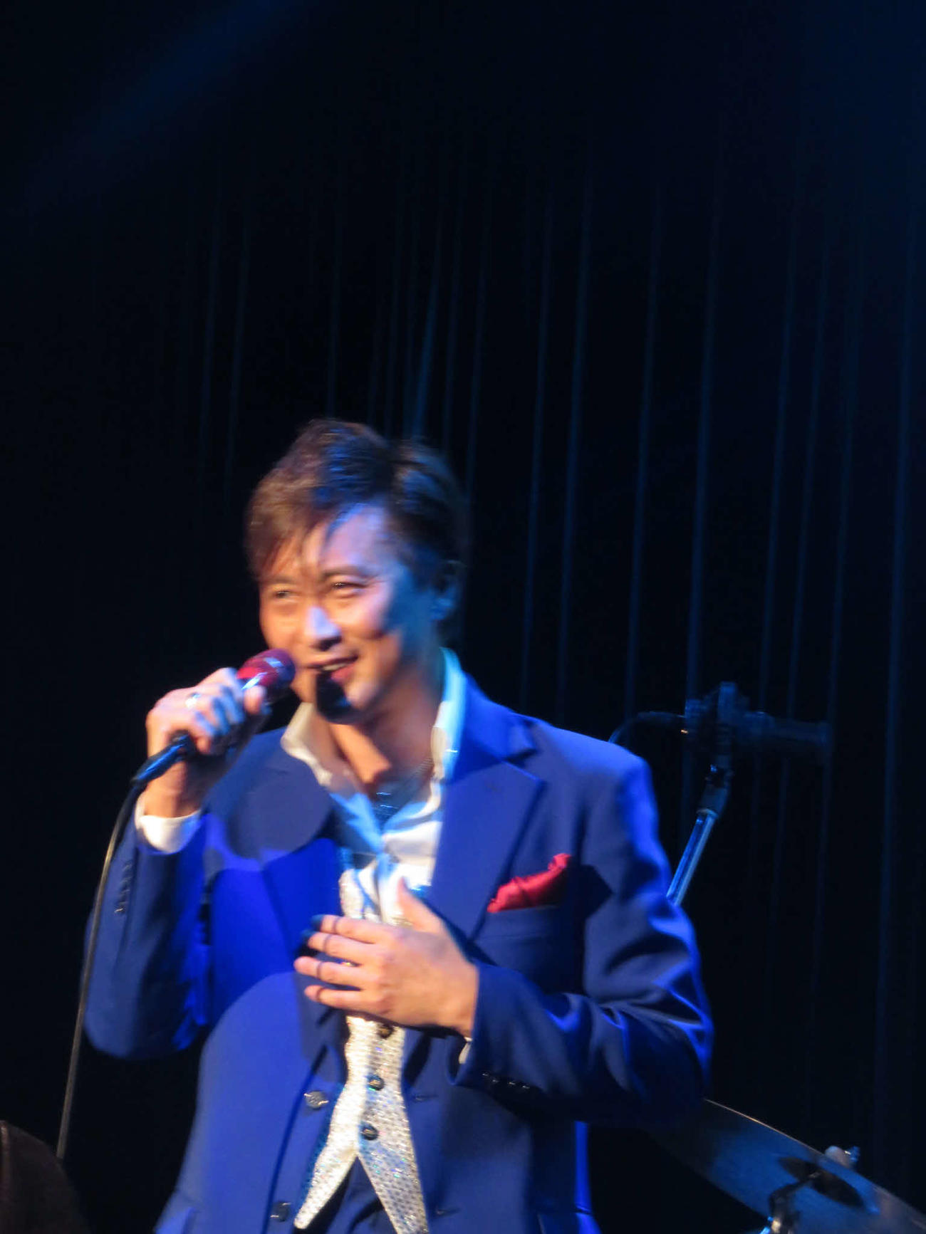 「ケニー大倉バースデイディナーショー2025」で熱唱するケニー大倉