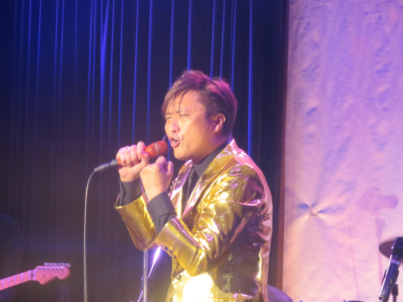 「ケニー大倉バースデイディナーショー2025」で熱唱するケニー大倉