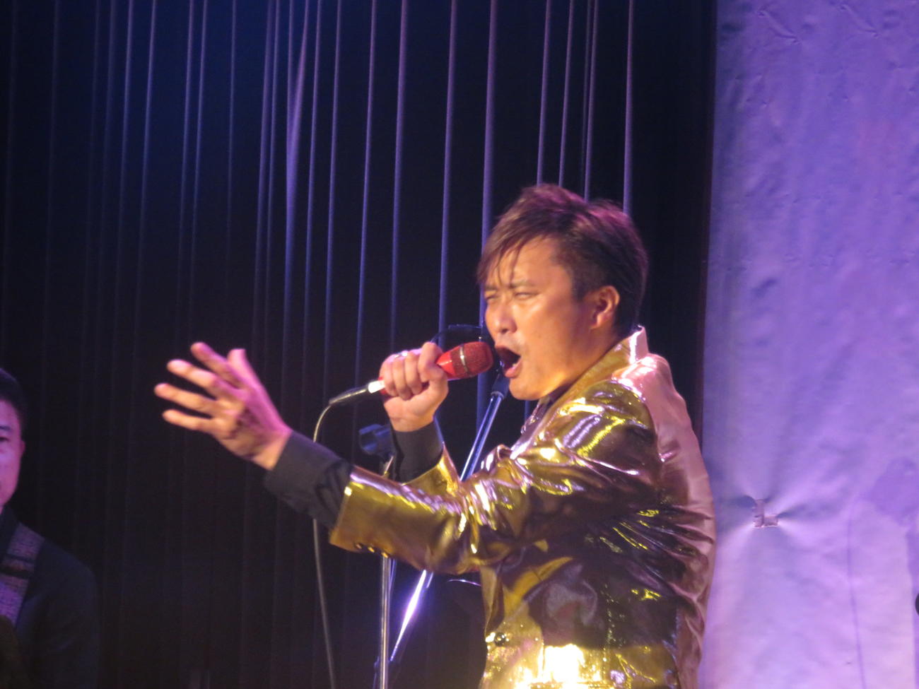 「ケニー大倉バースデイディナーショー2025」で熱唱するケニー大倉