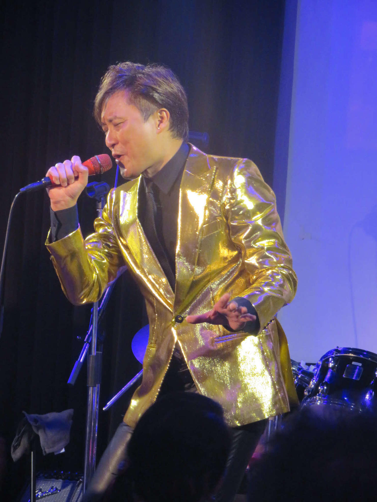 「ケニー大倉バースデイディナーショー2025」で熱唱するケニー大倉