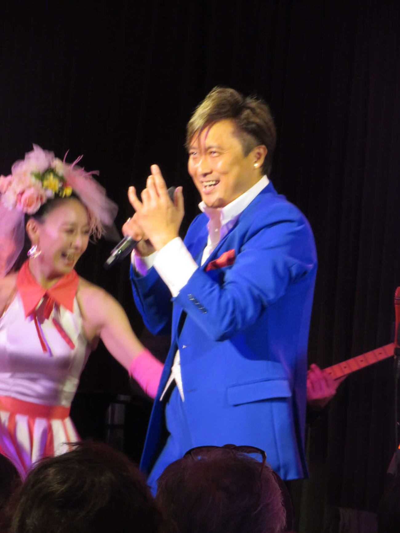 「ケニー大倉バースデイディナーショー2025」で熱唱するケニー大倉