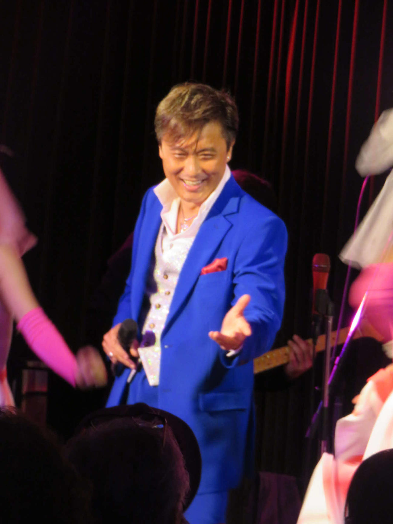 「ケニー大倉バースデイディナーショー2025」で熱唱するケニー大倉