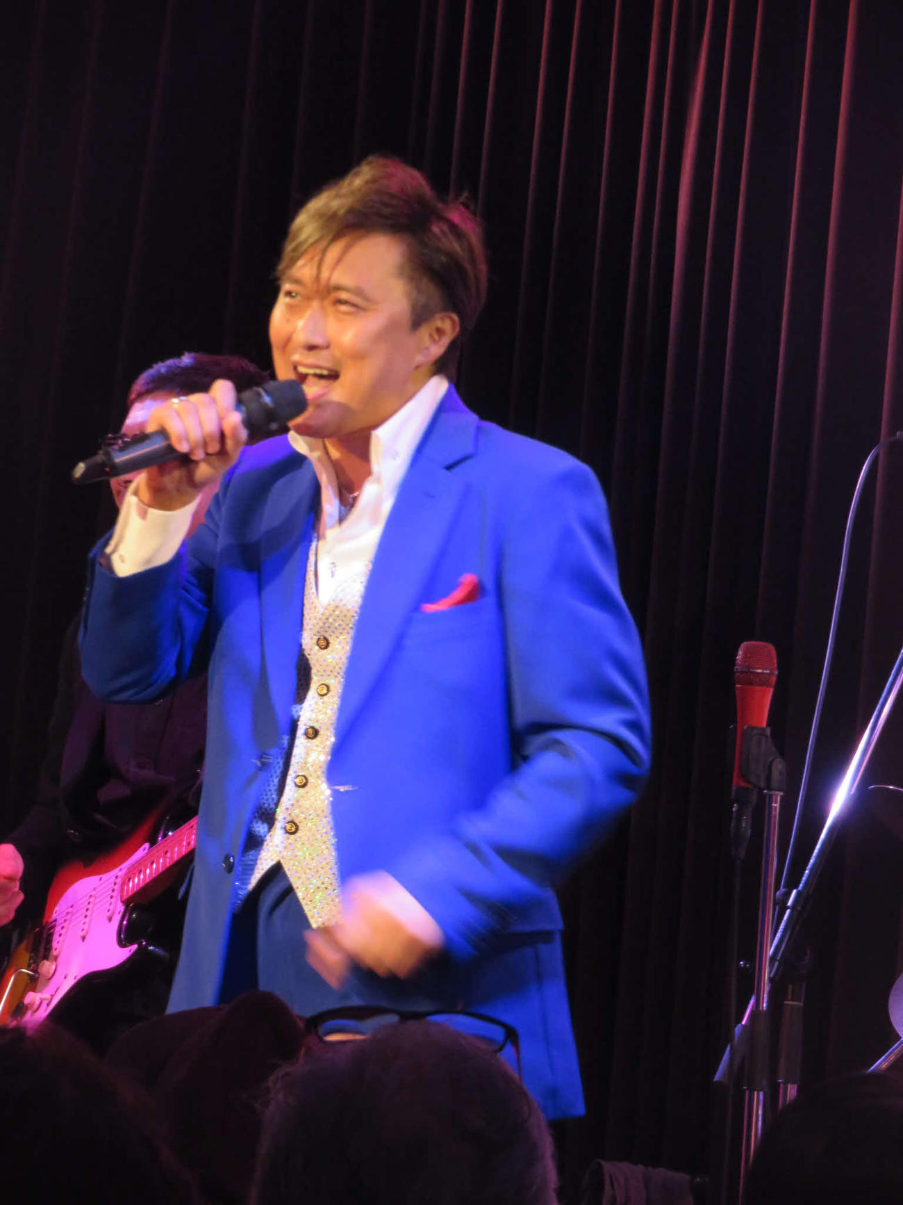 「ケニー大倉バースデイディナーショー2025」で熱唱するケニー大倉