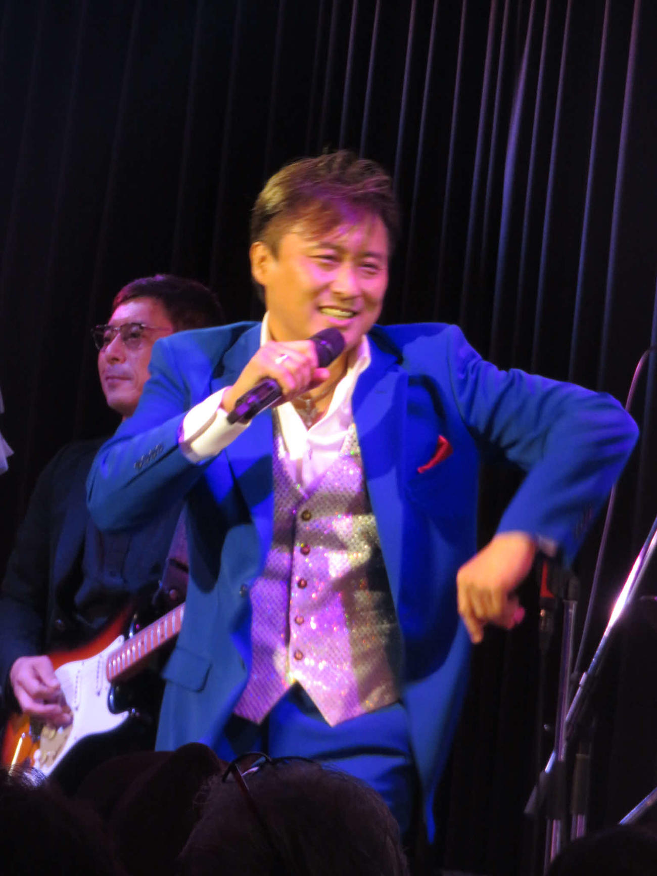 「ケニー大倉バースデイディナーショー2025」で熱唱するケニー大倉