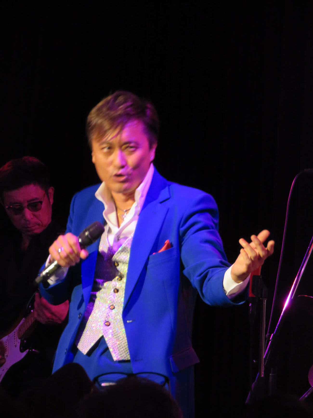 「ケニー大倉バースデイディナーショー2025」で熱唱するケニー大倉