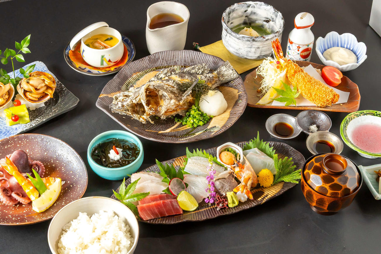 人気YouTuber、きまぐれクックプロデュースの複合型海鮮店舗「うお一番」内の飲食店で提供予定の「豪華きまぐれ御膳」