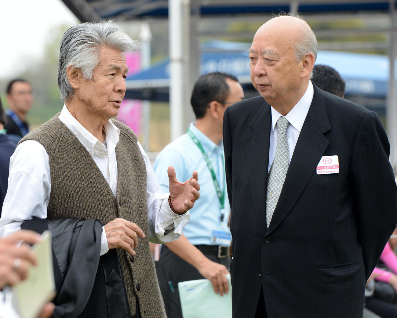 ツアー開幕を前の鏡開きを前に話す菅原文太（左）と海老沢勝二・日本ゴルフツアー機構会長（2013年4月17日撮影）
