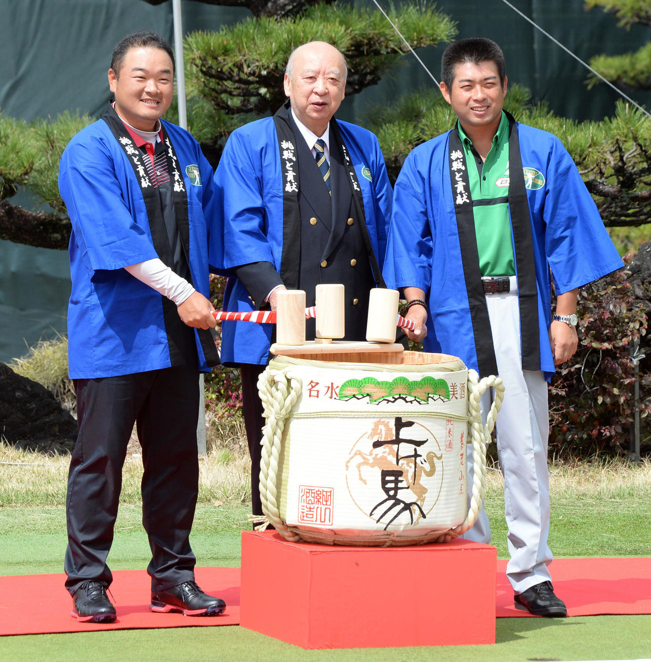 東建ホームメイト杯開幕を前に鏡開きを行った、左から小田孔明、海老沢勝二日本ゴルフツアー機構会長、池田勇太（2015年4月15日撮影）