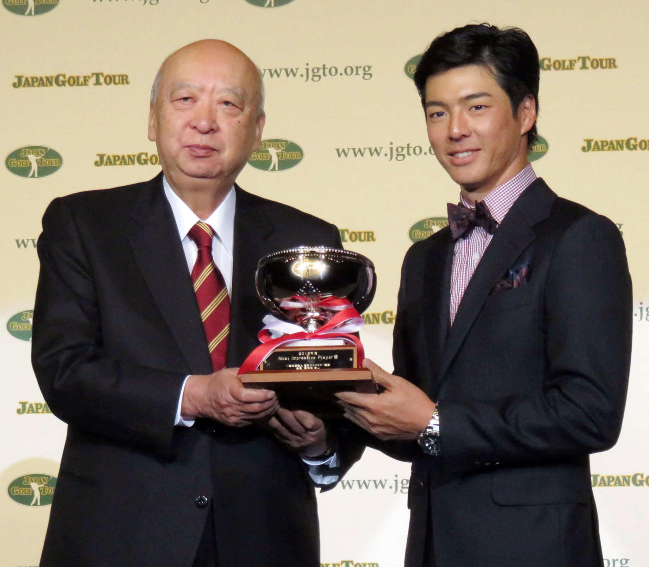 日本ゴルフツアー機構年間表彰式で、海老沢勝二会長からMIP賞を受け取る石川遼（2015年12月7日撮影）