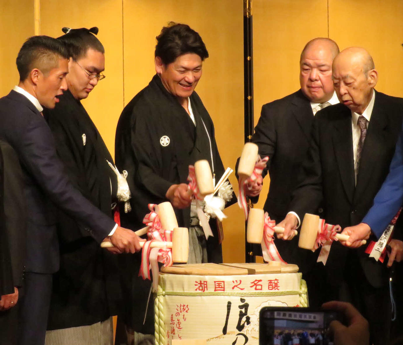 大関昇進披露宴で鏡割りを行った豊昇龍（左から2人目）。右から日本相撲協会評議員会議長の海老沢勝二氏、八角理事長、立浪親方（2024年2月撮影）