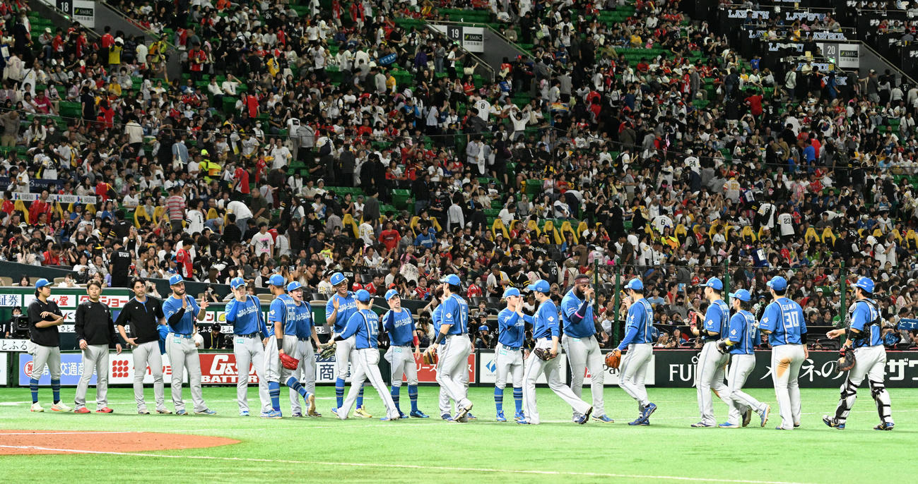 2025年10月19日、ソフトバンク対日本ハム　勝利を収めタッチを交わす日本ハムナイン