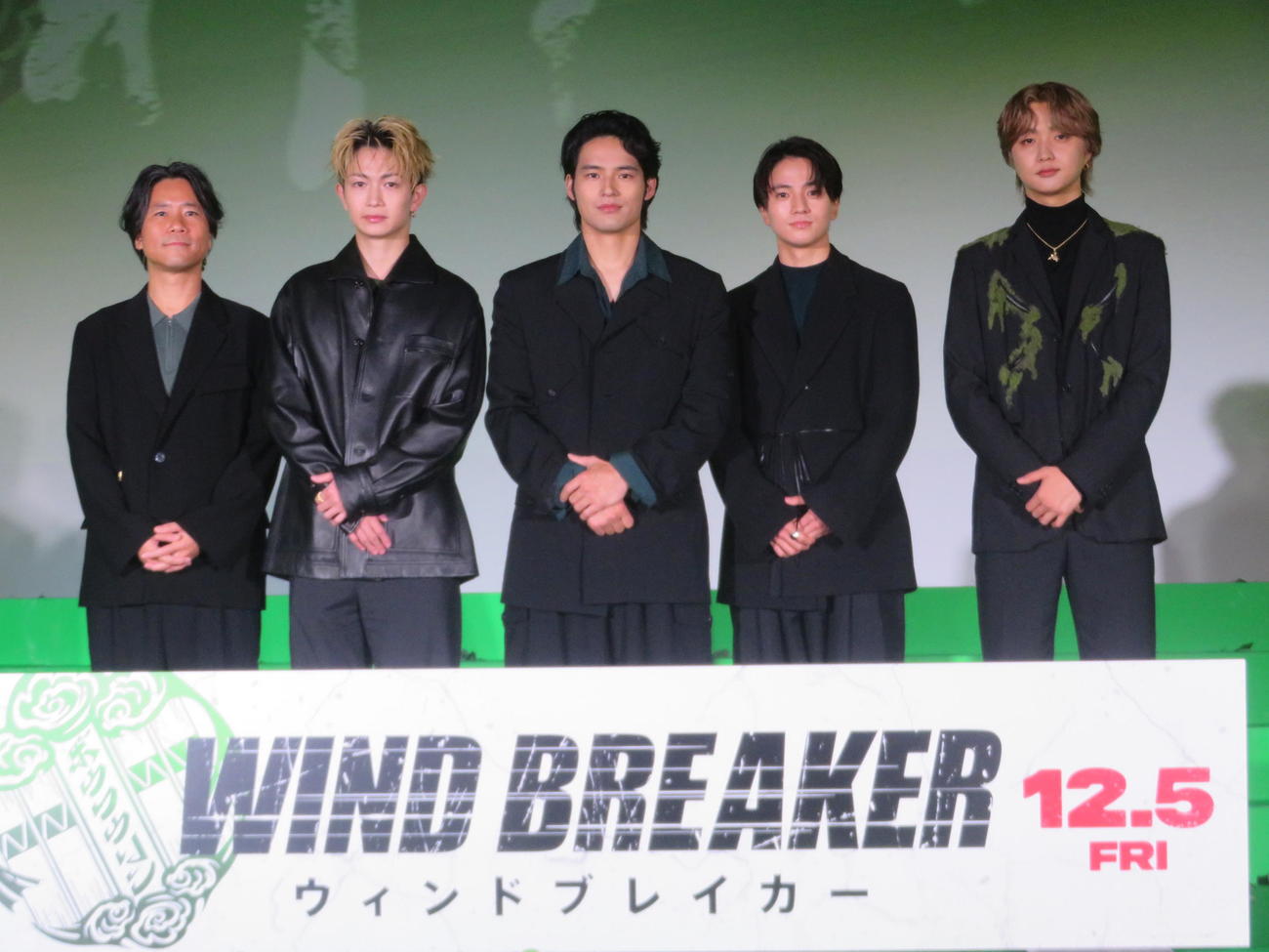 映画「WIND BREAKER／ウンドブレーカー」キックオフイベントに出席した、左から萩原健太郎監督、綱啓永、水上恒司、木戸大聖、JUNON（撮影・川田和博）