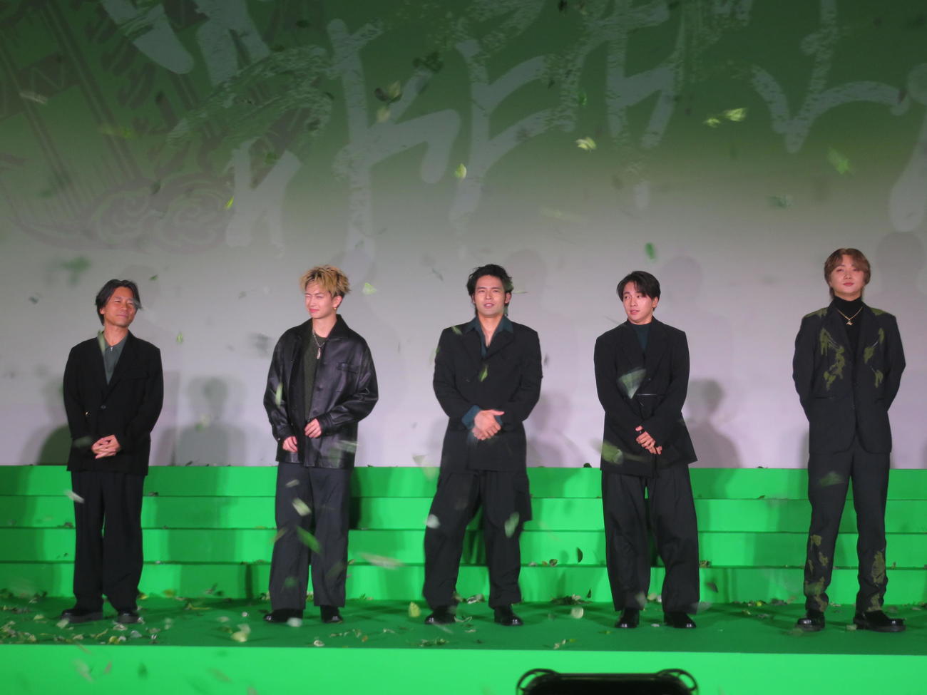 風速25mの風演出で登壇した、左から萩原健太郎監督、綱啓永、水上恒司、木戸大聖、JUNON（撮影・川田和博）
