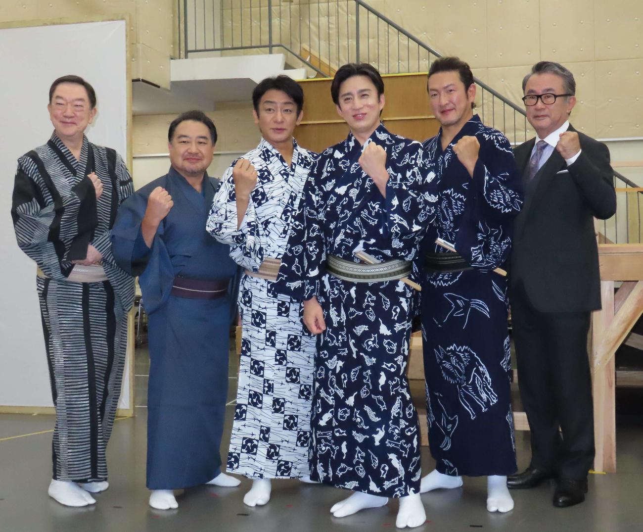 三谷かぶき「歌舞伎絶対続魂(ショウ・マスト・ゴー・オン)　幕を閉めるな」の囲み取材会に出席した、左から坂東彌十郎、中村鴈治郎、片岡愛之助、松本幸四郎、中村獅童、三谷幸喜さん
