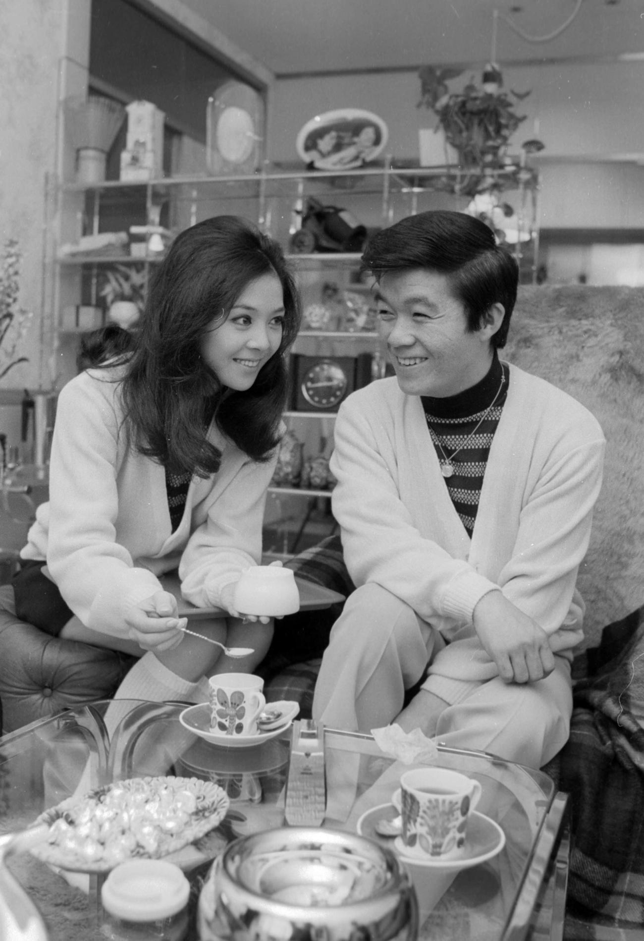 71年12月、結婚から2週間、仲むつまじい坂本九、柏木由紀子夫妻