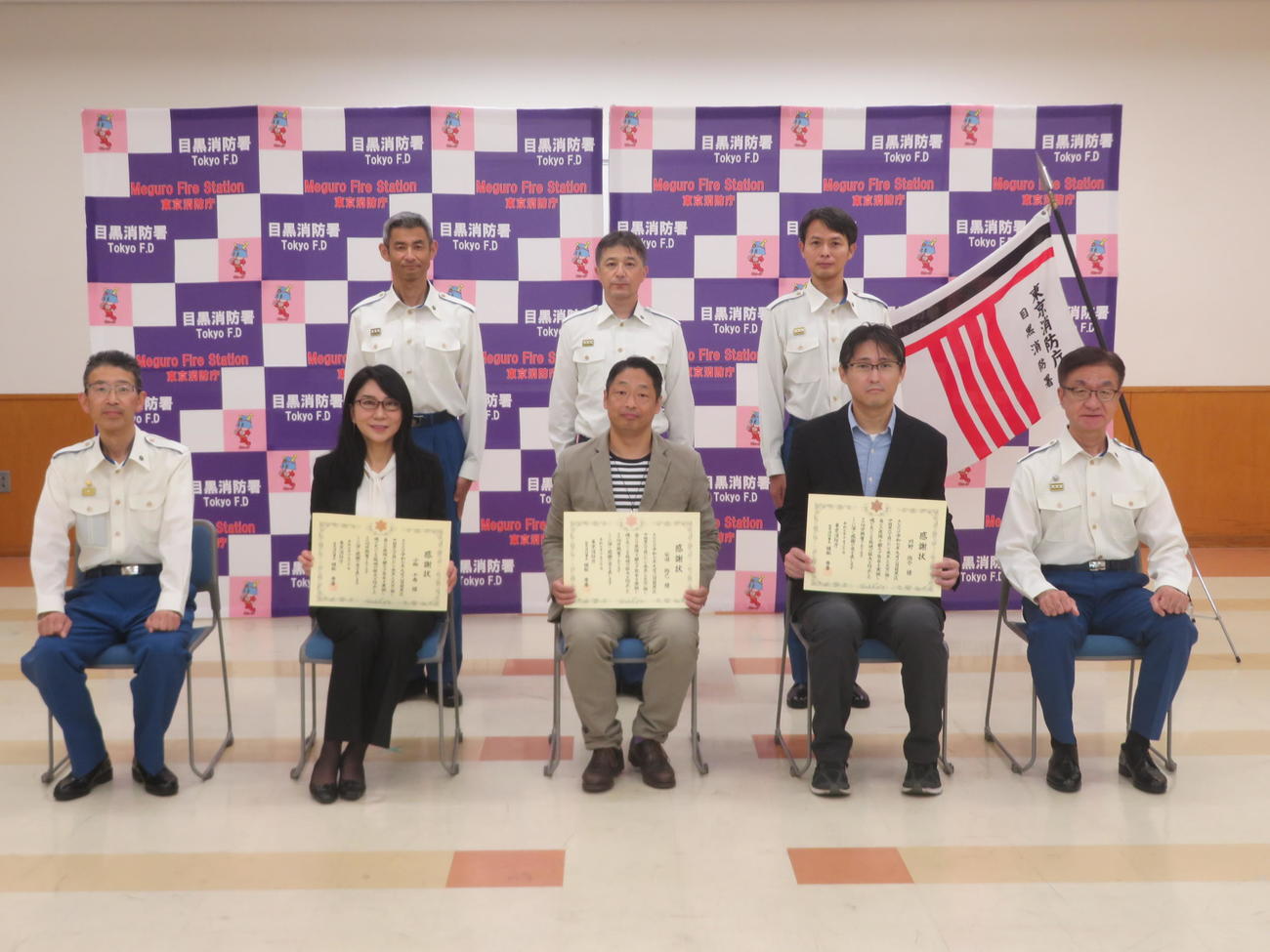 目黒消防署から感謝状を送られた安田大サーカスの団長安田（前列中央）ら（撮影・川田和博）