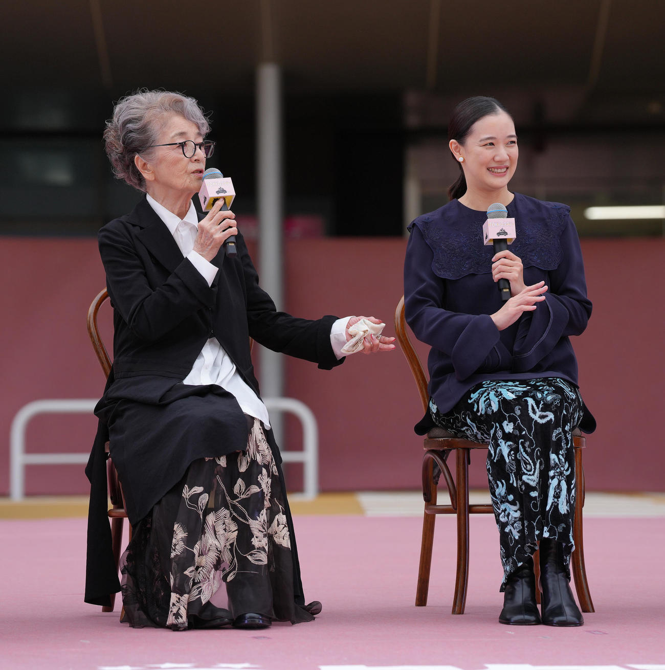 タクシーセレモニーで共演の印象を話す倍賞千恵子（左）と蒼井優（撮影・足立雅史）