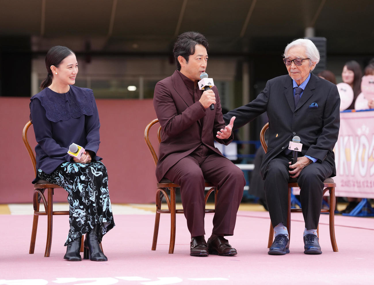 タクシーセレモニーに登場し、撮影について語った、左から蒼井優、迫田孝也、山田洋次監督（撮影・足立雅史）