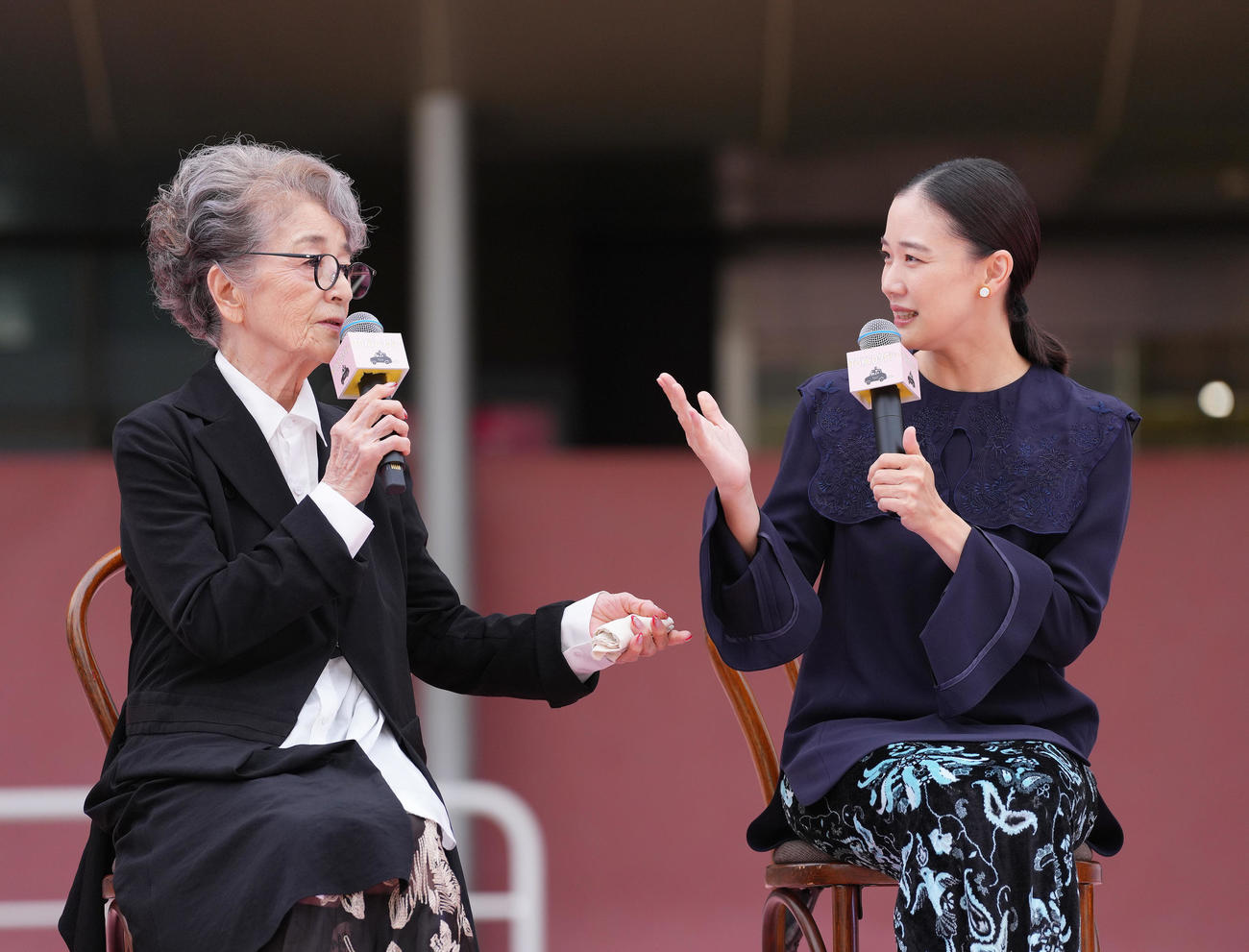 タクシーセレモニーで共演の印象を話す倍賞千恵子（左）と蒼井優（撮影・足立雅史）