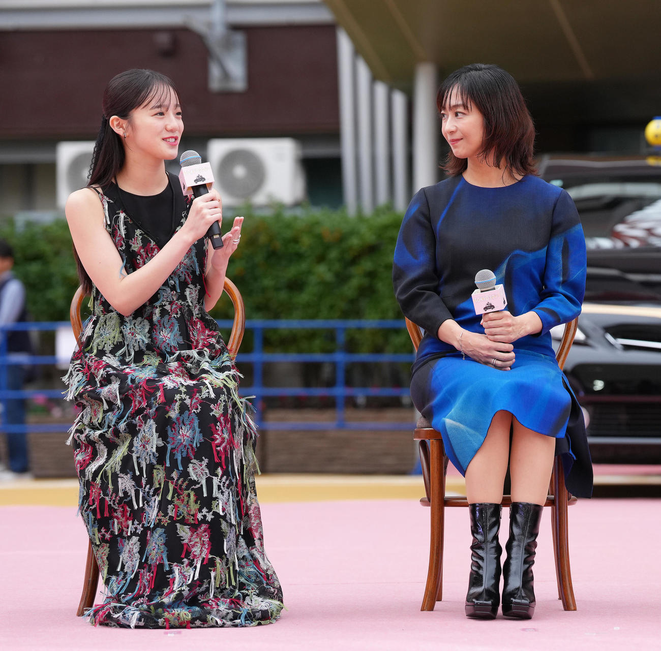 タクシーセレモニーで親子を演じた印象を語る中島瑠菜（左）と優香（撮影・足立雅史）