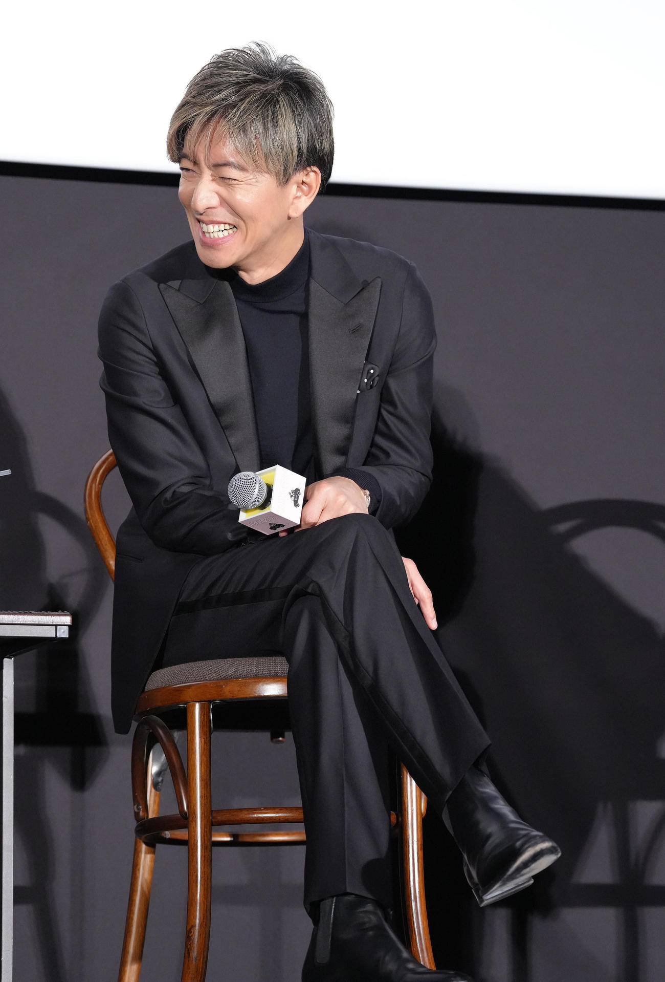 舞台あいさつに登場し、笑顔を見せる木村拓哉（撮影・足立雅史）