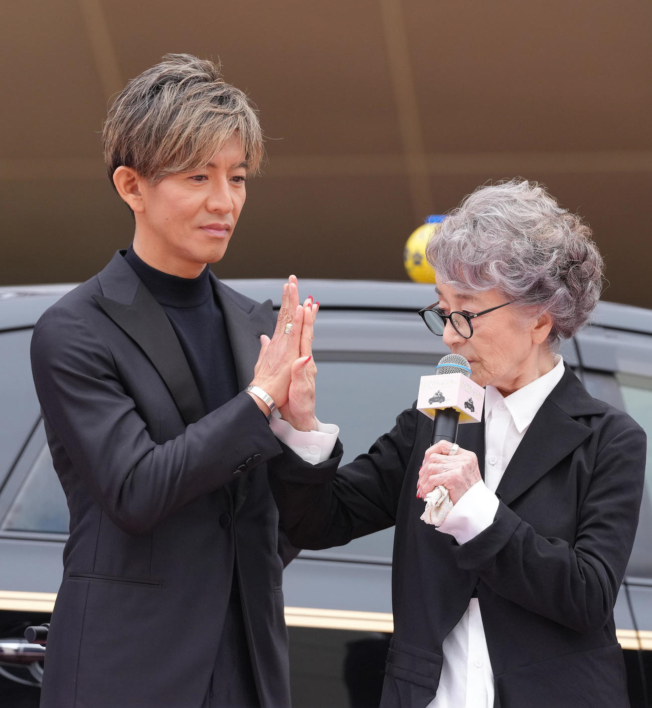 タクシーセレモニーで息の合ったトークを披露し、ハイタッチを交わす木村拓哉（左）と倍賞千恵子（撮影・足立雅史）