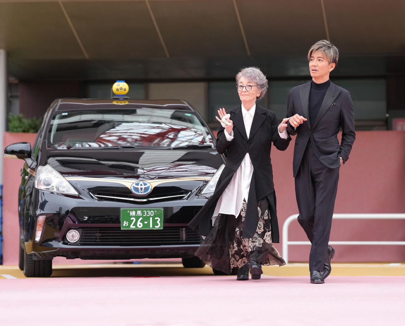 タクシーセレモニーに自身の運転で登場した木村拓哉（右）は倍賞千恵子をエスコートする（撮影・足立雅史）
