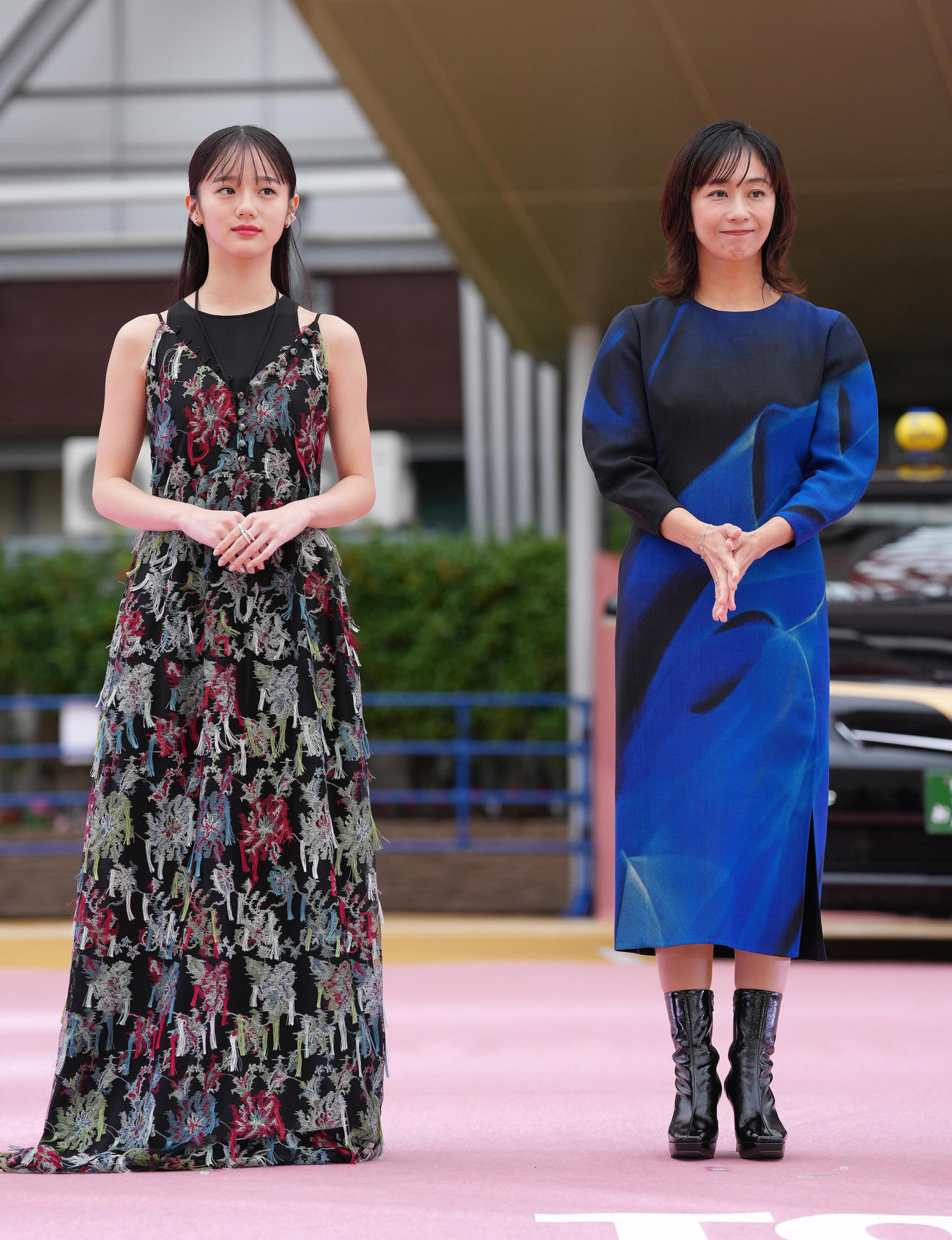 タクシーセレモニーで親子を演じた印象を語った中島瑠菜（左）と優香（撮影・足立雅史）