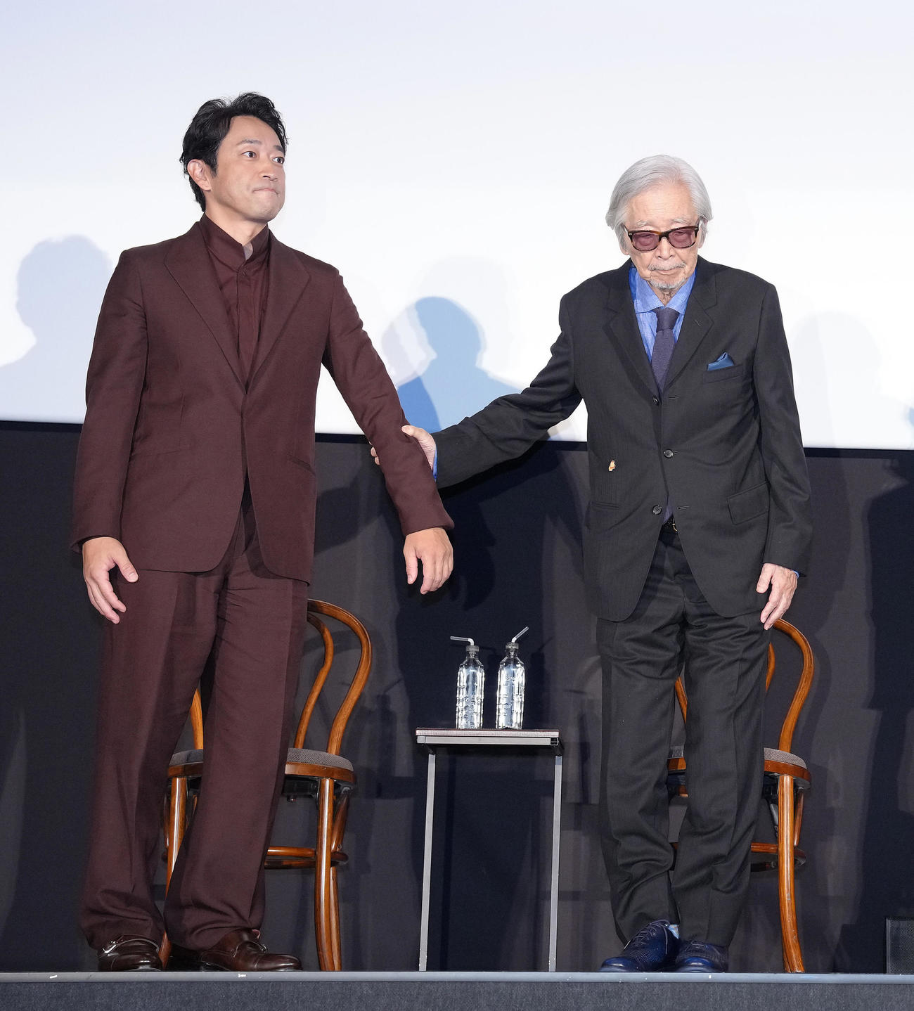 舞台あいさつを終え降壇する迫田孝也（左）と山田洋次監督（撮影・足立雅史）