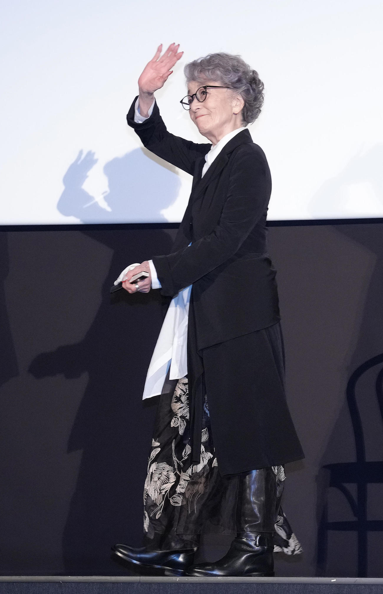 舞台あいさつを終え、観客に手を振りながら降壇する倍賞千恵子（撮影・足立雅史）