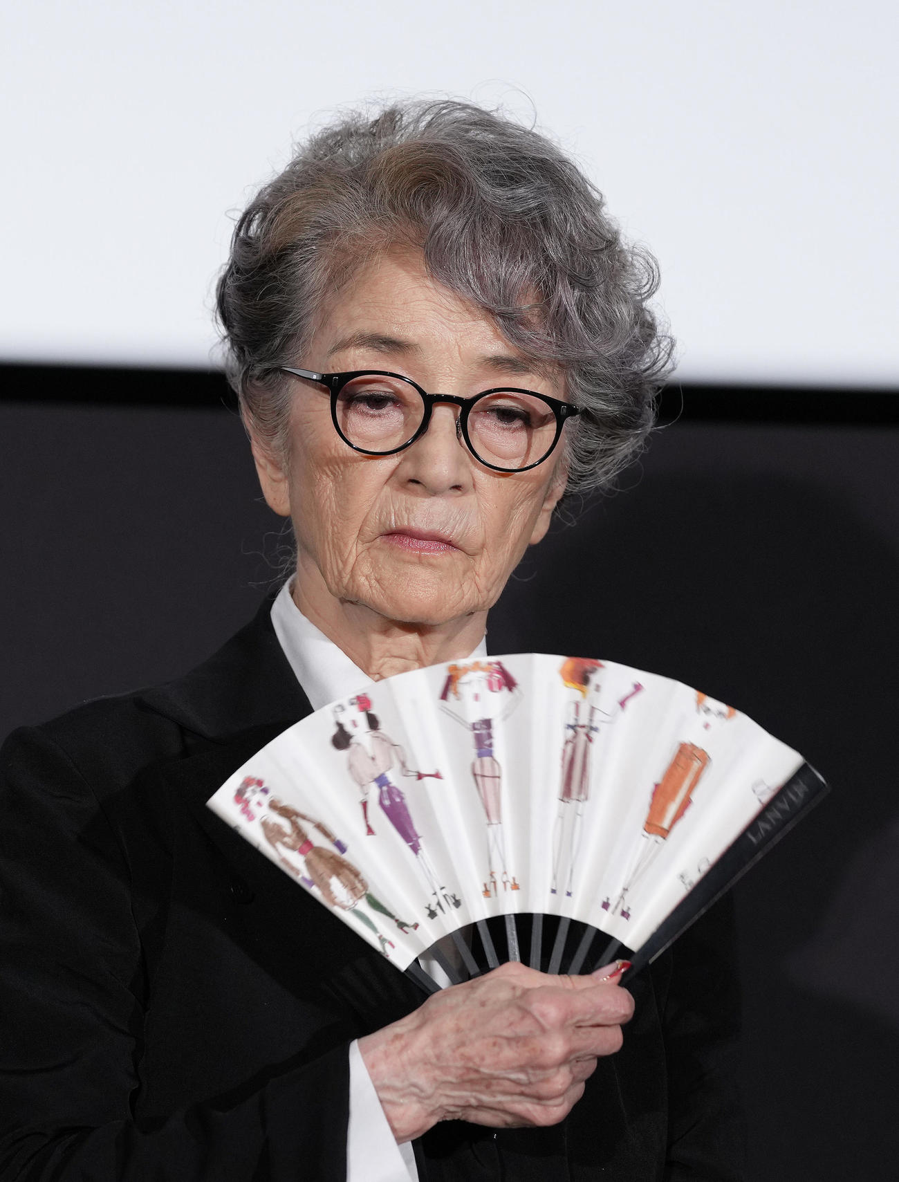 舞台あいさつ中、扇子をあおぐ倍賞千恵子（撮影・足立雅史）