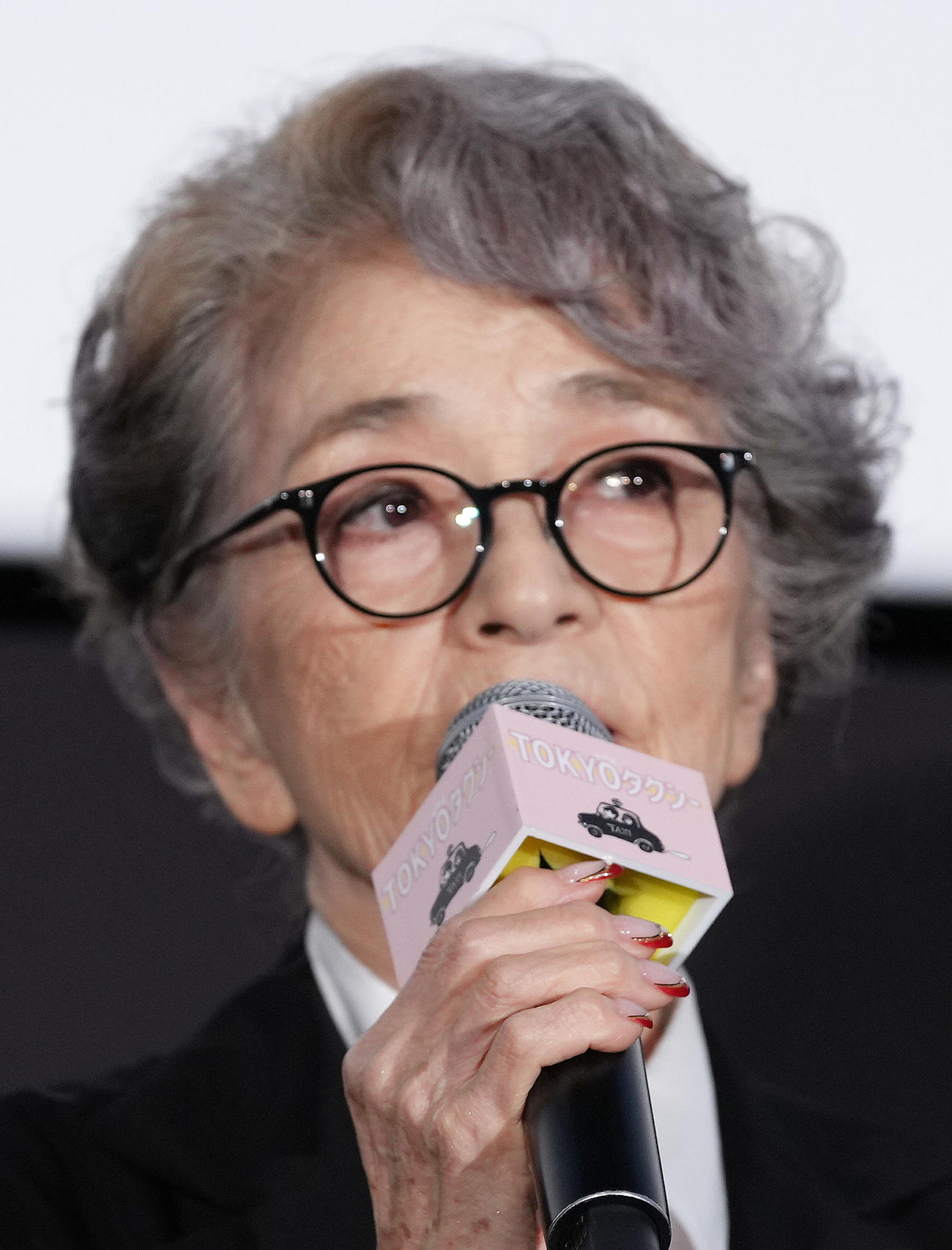 舞台あいさつでネイルを披露した倍賞千恵子（撮影・足立雅史）