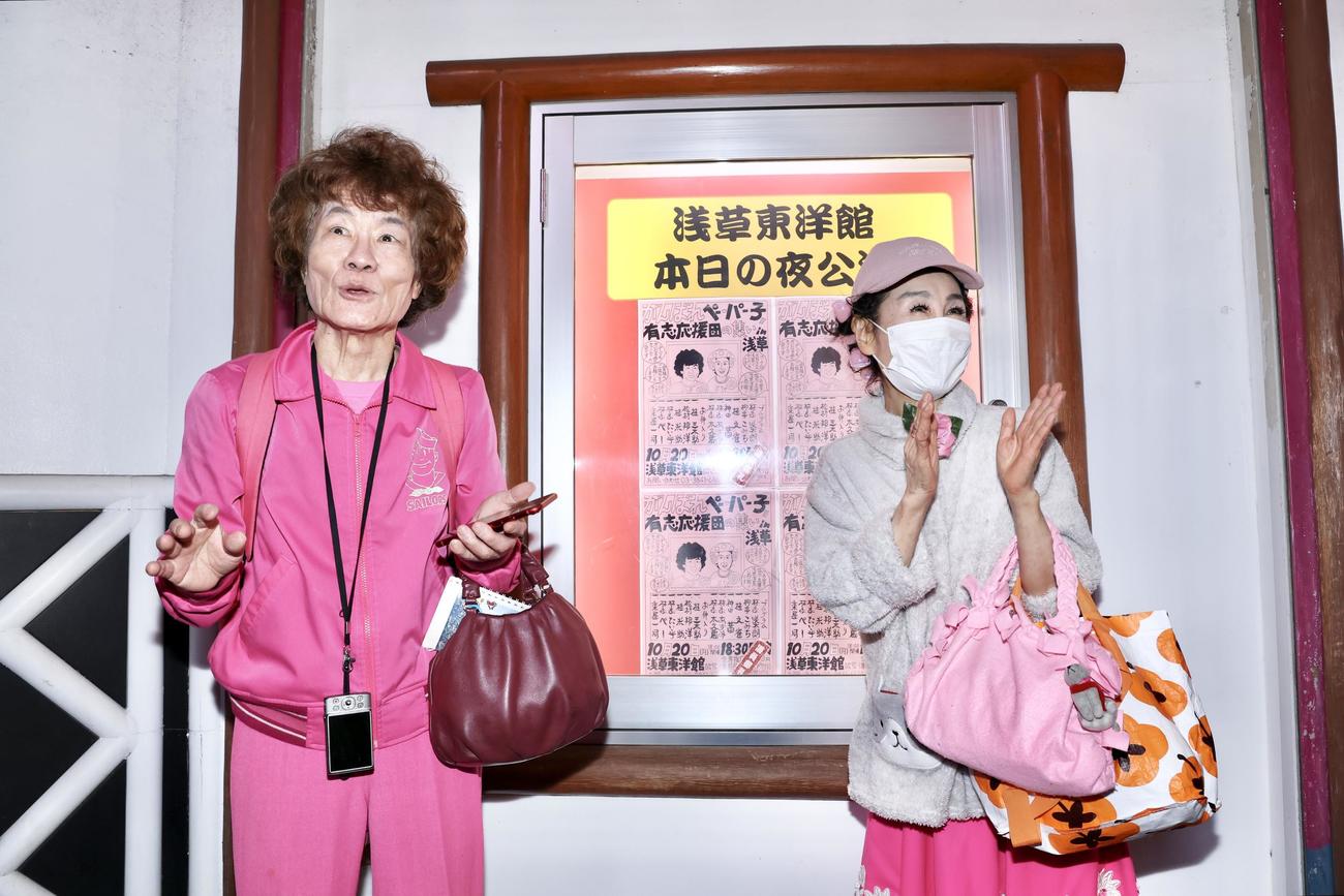 元気な姿を見せる林家ペー（左）、パー子夫妻（撮影・河田真司）