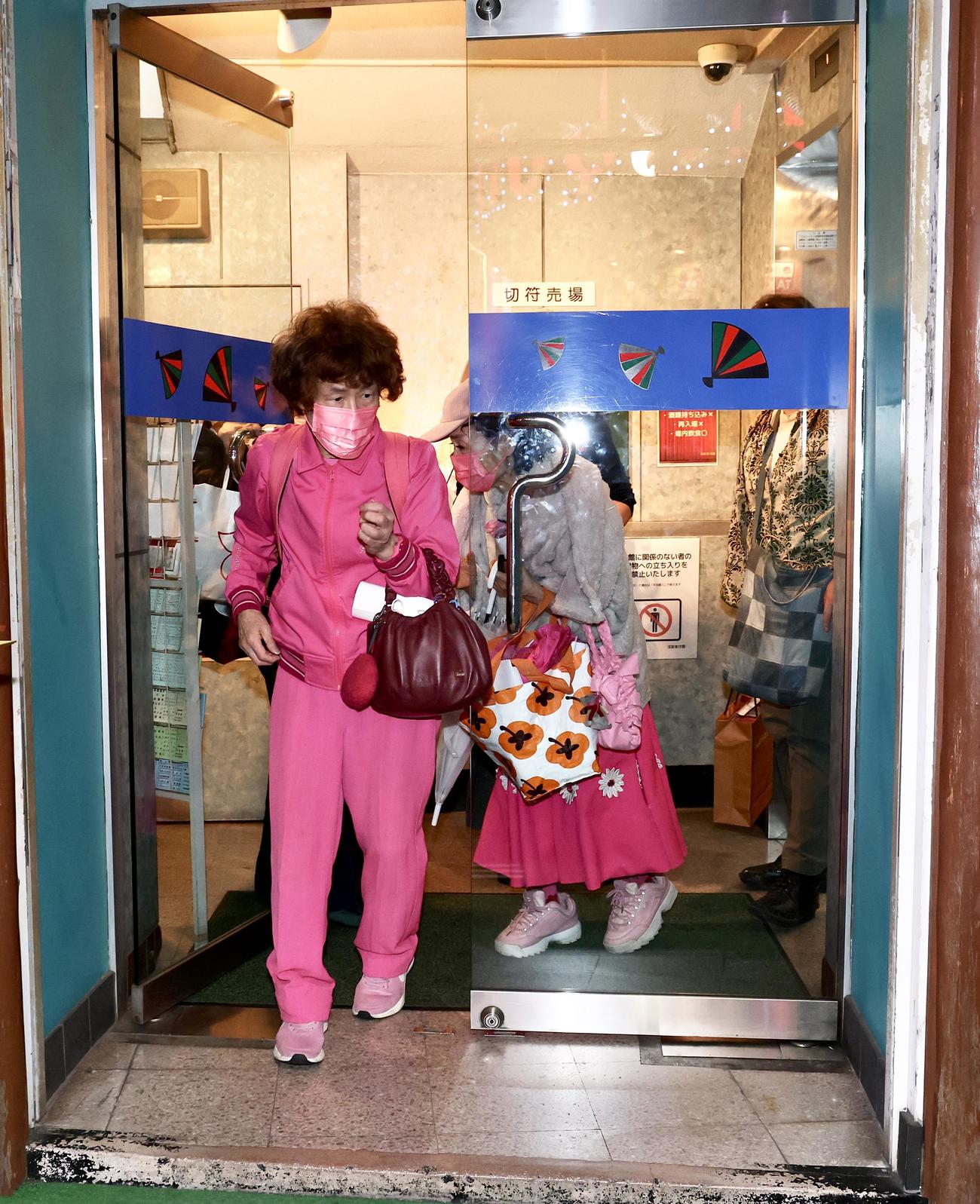 浅草東洋館から移動する林家ペー（左）、パー子夫妻（撮影・河田真司）