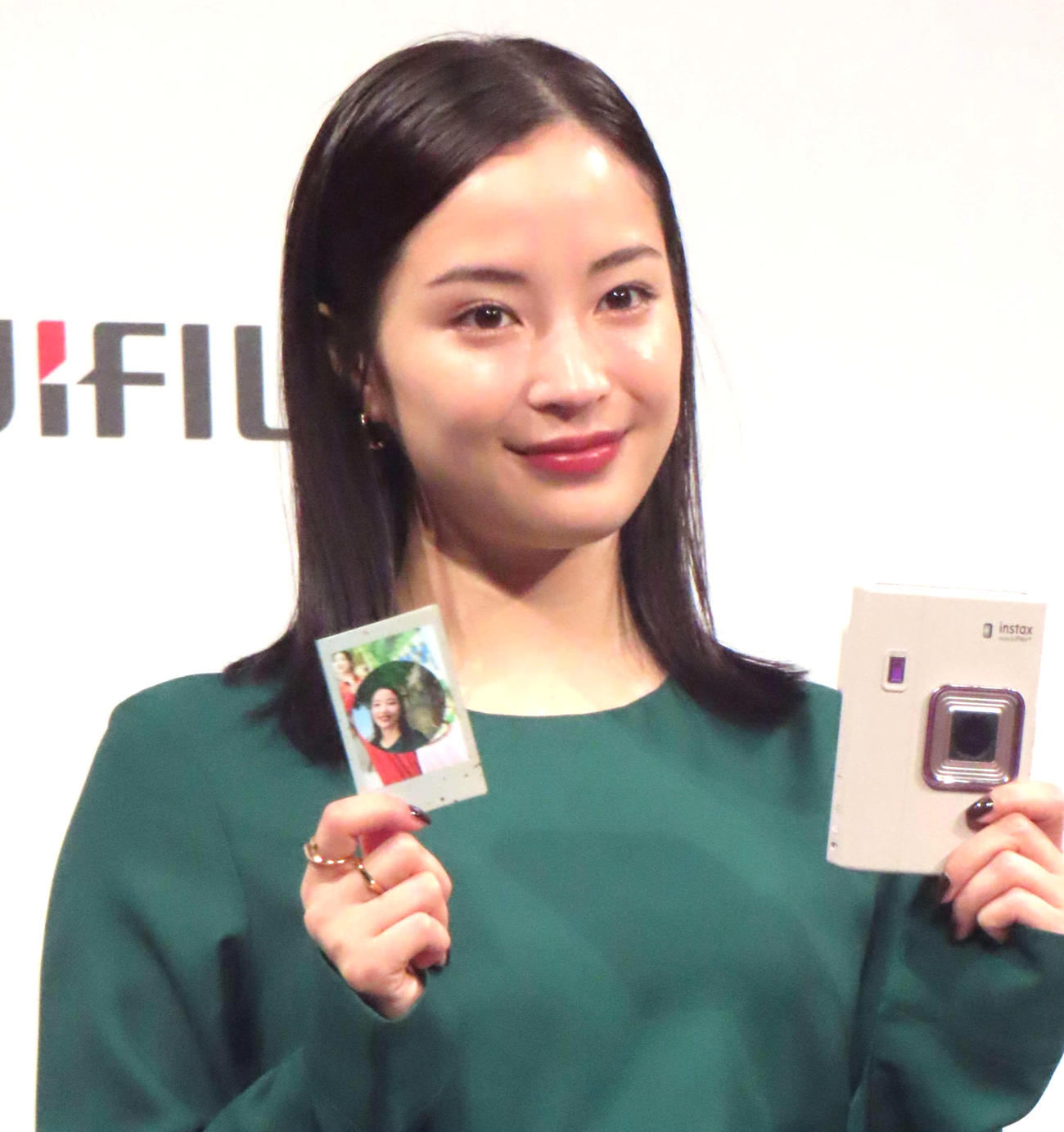 富士フイルム「instax　“チェキ”新製品発表会」に登壇した広瀬すず