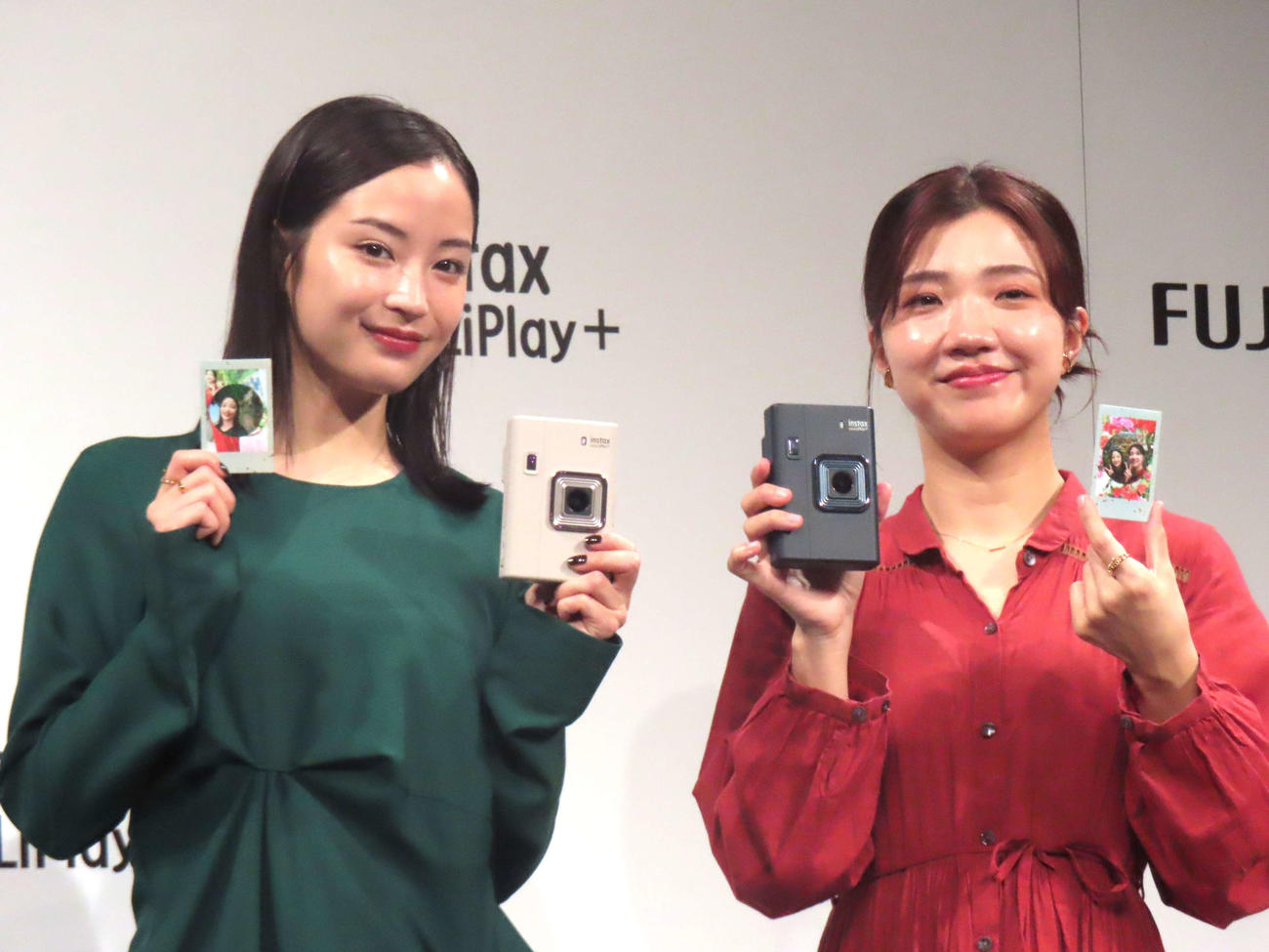富士フイルム「instax　“チェキ”新製品発表会」に登壇した広瀬すず（左）と3時のヒロイン福田麻貴