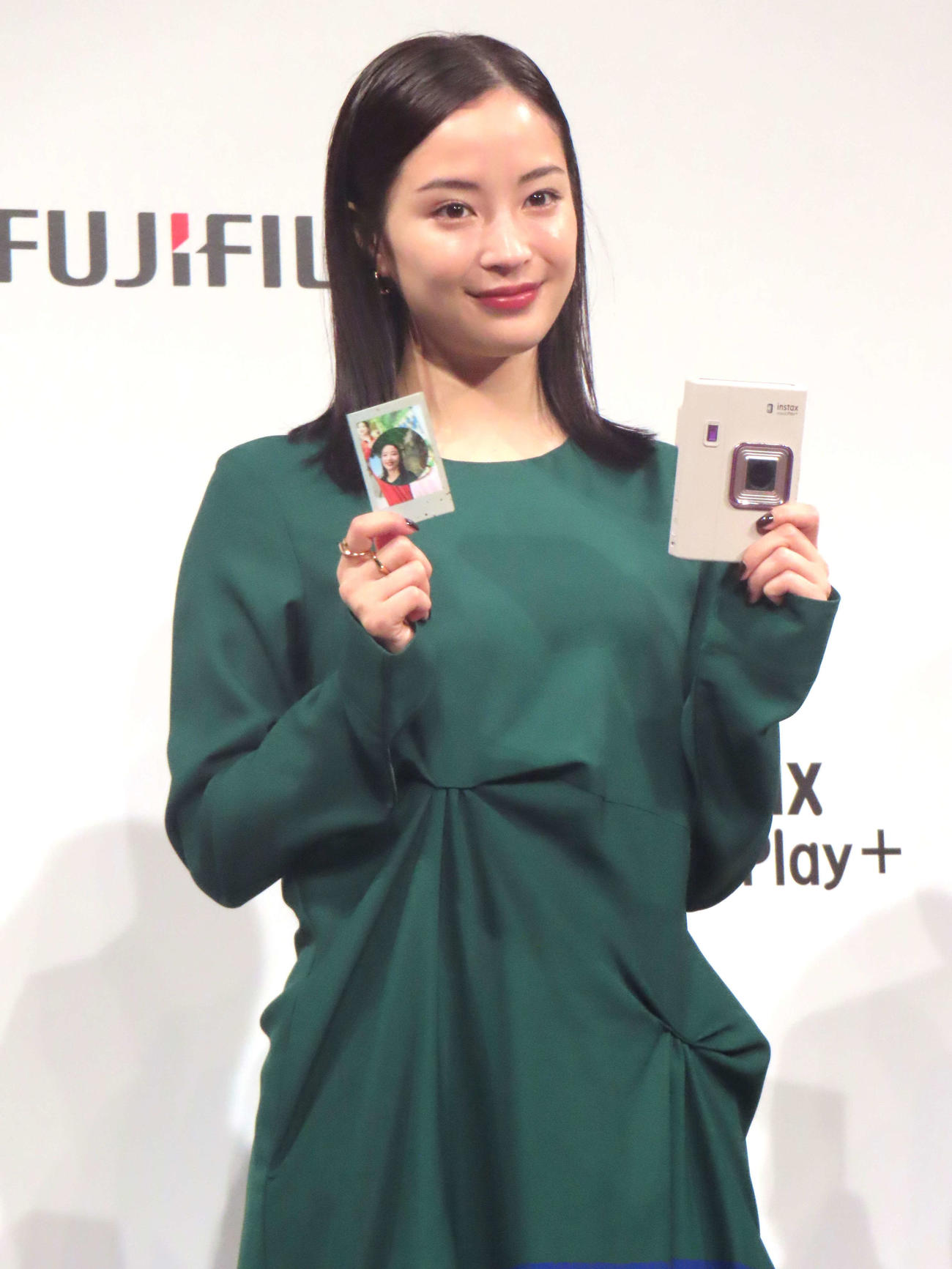 富士フイルム「instax　“チェキ”新製品発表会」に登壇した広瀬すず