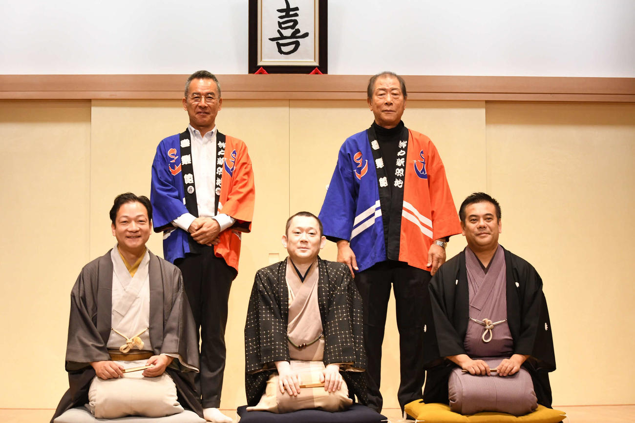 「喜楽館アワード」の取材会に出席した（前列左から）桂佐ん吉、桂吉の丞、笑福亭鉄瓶、（後列左から）伊藤史隆支配人、高四代喜楽館館長（撮影・阪口孝志）