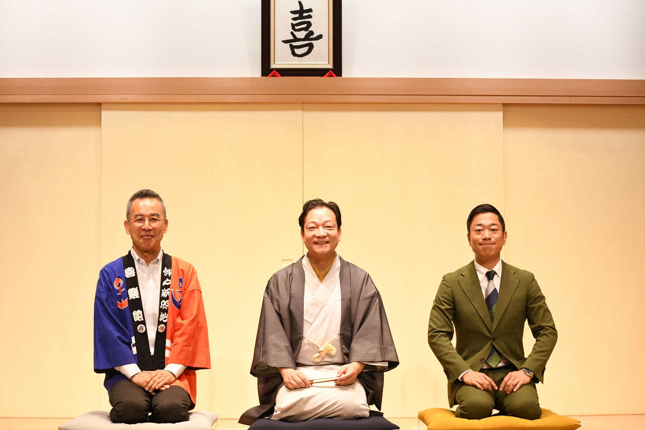「プロ野球応援ウィーク答え合わせ編」の取材会に出席した（左から）伊藤史隆支配人、桂佐ん吉、橋本航介サンテレビアナウンサー（撮影・阪口孝志）